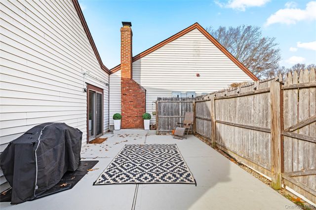 93 Gauguin Court 93, Middle Island, NY 11953