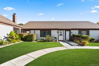 93 Gauguin Court 93, Middle Island, NY 11953