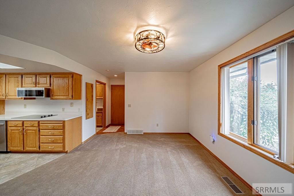 Image 13 of property listing at 946 S Bellin Road, Idaho Falls, ID 83402