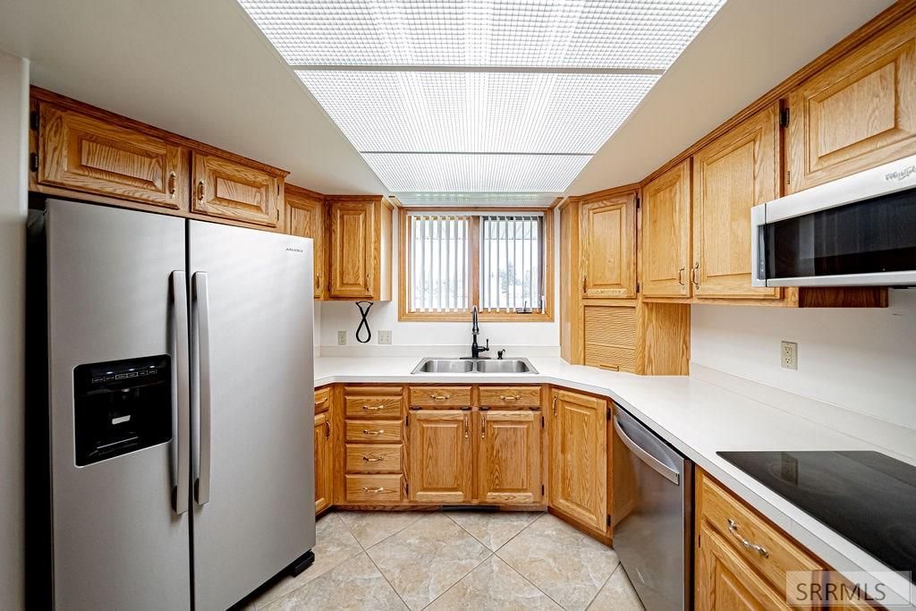 Image 16 of property listing at 946 S Bellin Road, Idaho Falls, ID 83402