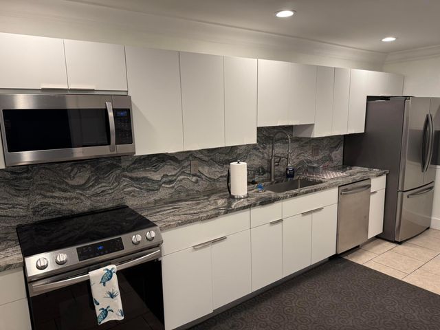 140 NE 19 Court E 112-E, Wilton Manors, FL 33305