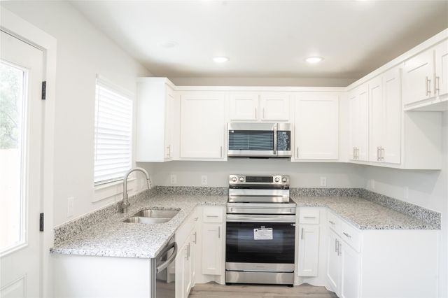 318 Henderson Street, Bonham, TX 75418