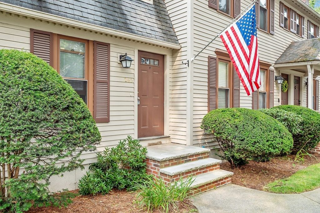 265 Wellman Ave 265, Chelmsford, MA 01863