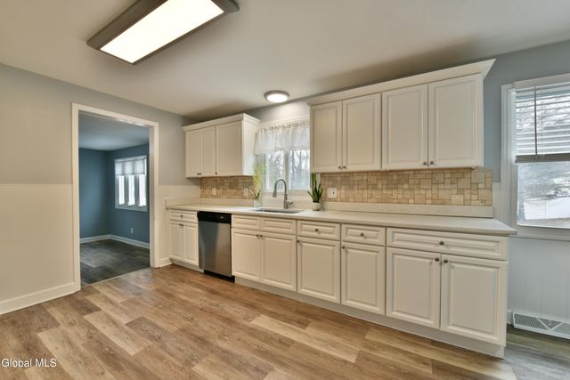 23 Newcastle Road, Halfmoon, NY 12065