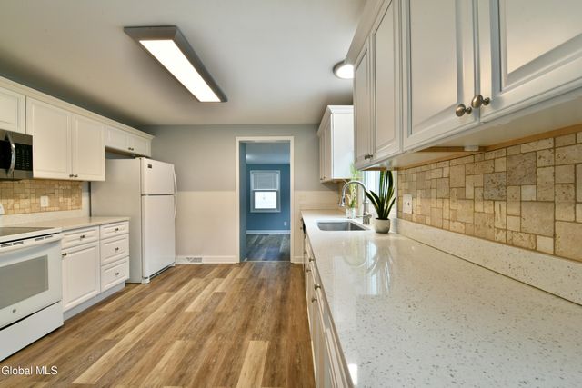 23 Newcastle Road, Halfmoon, NY 12065