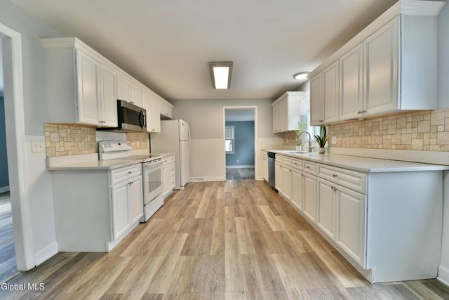 23 Newcastle Road, Halfmoon, NY 12065