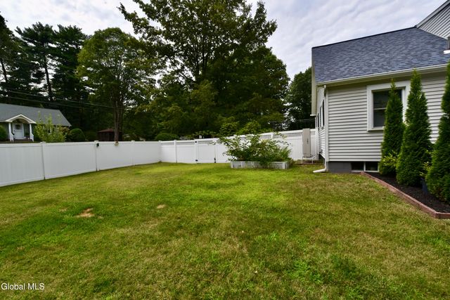 23 Newcastle Road, Halfmoon, NY 12065