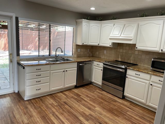 1909 Rambling Ridge Lane, Carrollton, TX 75007