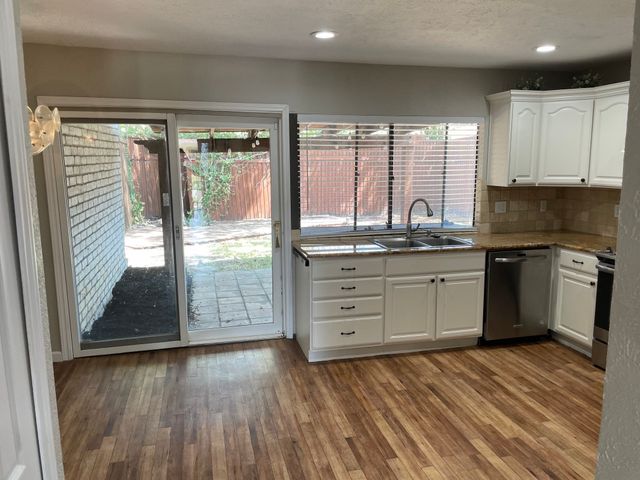 1909 Rambling Ridge Lane, Carrollton, TX 75007
