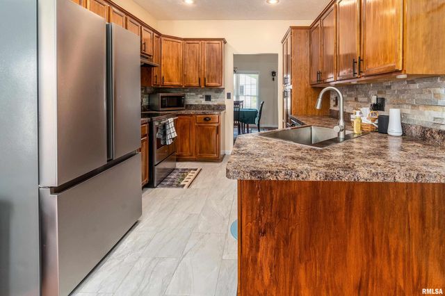 145 OAKVIEW Road, Carbondale, IL 62901