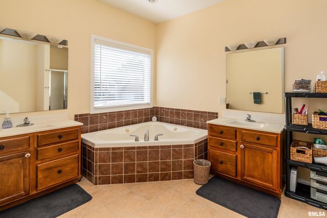 145 OAKVIEW Road, Carbondale, IL 62901