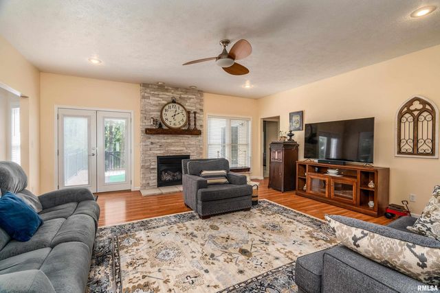 145 OAKVIEW Road, Carbondale, IL 62901