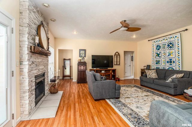 145 OAKVIEW Road, Carbondale, IL 62901