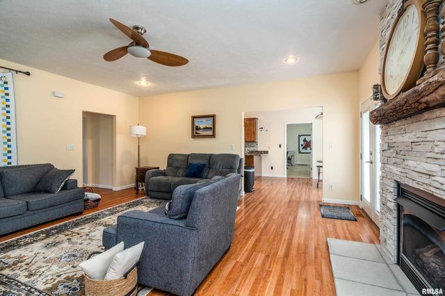 145 OAKVIEW Road, Carbondale, IL 62901