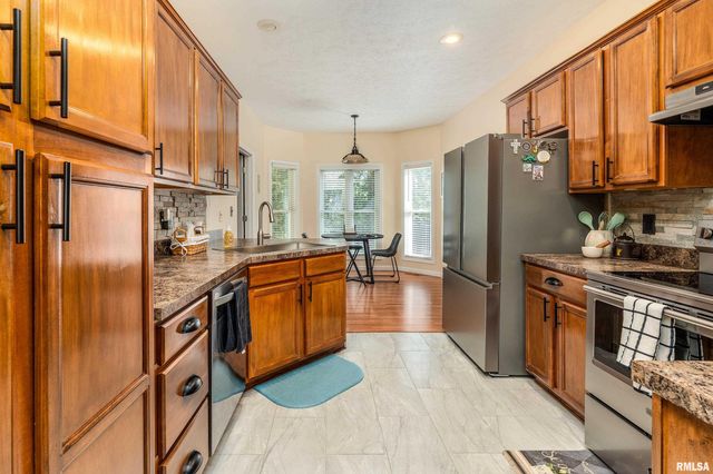 145 OAKVIEW Road, Carbondale, IL 62901