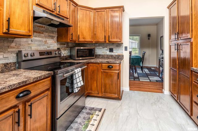 145 OAKVIEW Road, Carbondale, IL 62901