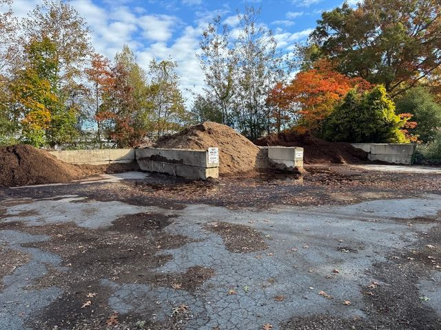 819 Main Rd, Westport, MA 02790