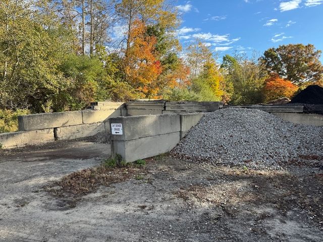 819 Main Rd, Westport, MA 02790