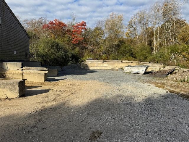 819 Main Rd, Westport, MA 02790