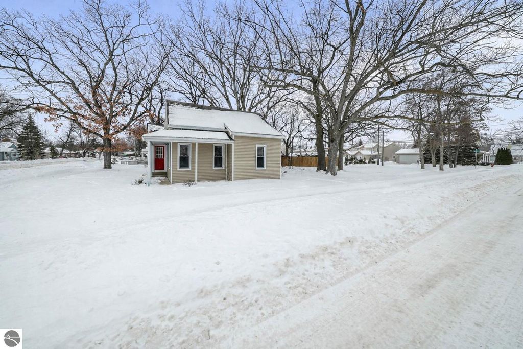 Image 24 of property listing at 1004 Boyd Avenue, Traverse City, MI 49686