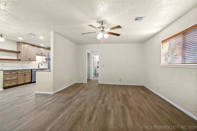 6676 S Jamestown Place S, Tulsa, OK 74133