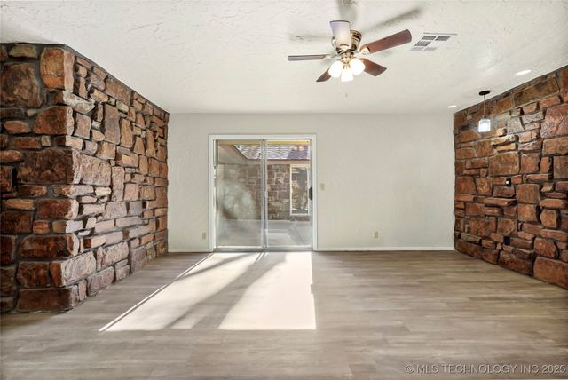 6676 S Jamestown Place S, Tulsa, OK 74133