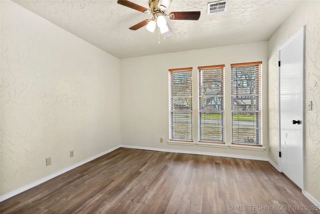 6676 S Jamestown Place S, Tulsa, OK 74133