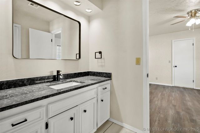 6676 S Jamestown Place S, Tulsa, OK 74133