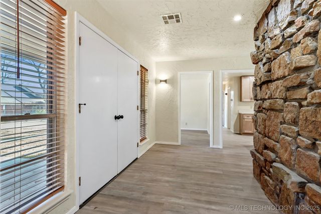 6676 S Jamestown Place S, Tulsa, OK 74133