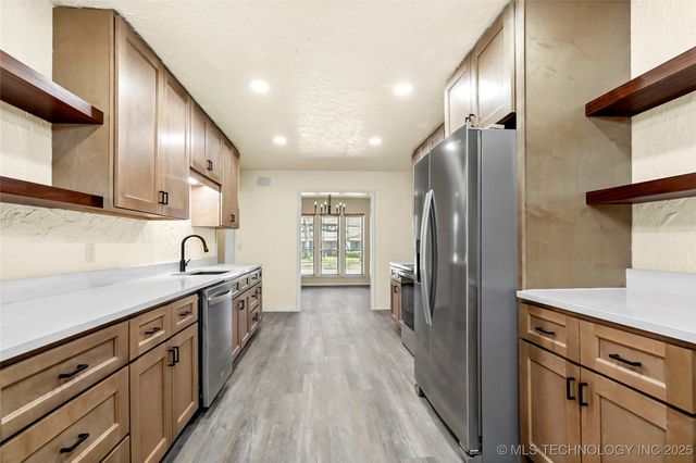 6676 S Jamestown Place S, Tulsa, OK 74133