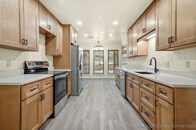 6676 S Jamestown Place S, Tulsa, OK 74133