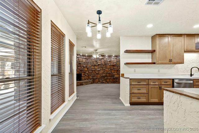 6676 S Jamestown Place S, Tulsa, OK 74133