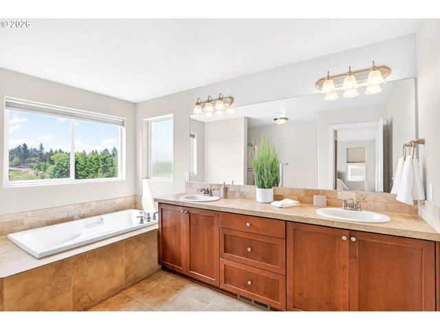 216 Nw 117TH Loop, Portland, OR 97229
