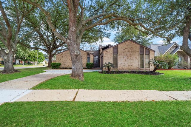 1903 Barons Glen, Sugar Land, TX 77478