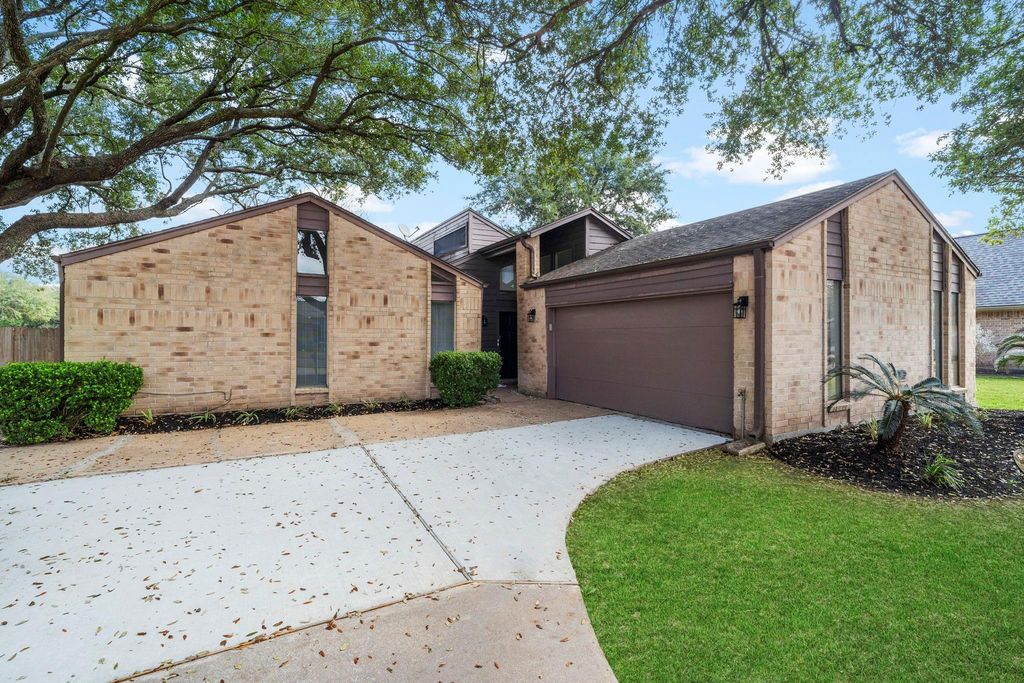 1903 Barons Glen, Sugar Land, TX 77478