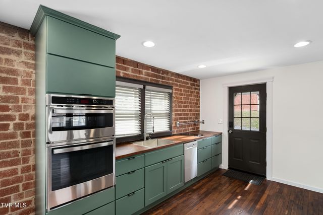 1015 Knob Creek Road, Johnson City, TN 37604