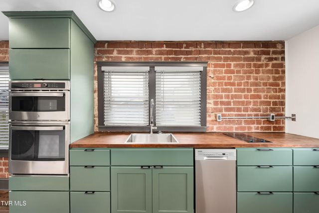 1015 Knob Creek Road, Johnson City, TN 37604