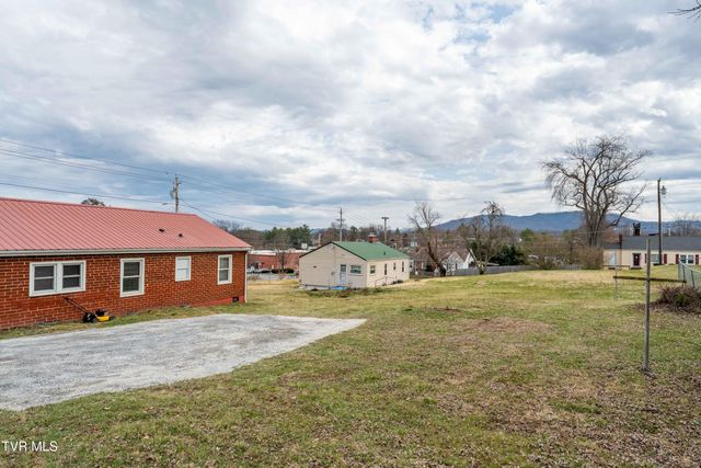 1015 Knob Creek Road, Johnson City, TN 37604
