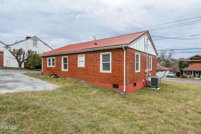 1015 Knob Creek Road, Johnson City, TN 37604