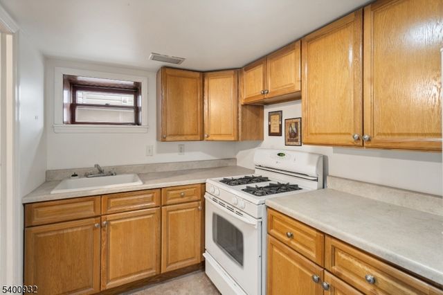 40 Franklin Pl, Totowa Boro, NJ 07512