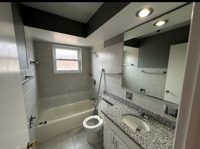 3341 W Pratt Avenue 2, Lincolnwood, IL 60712