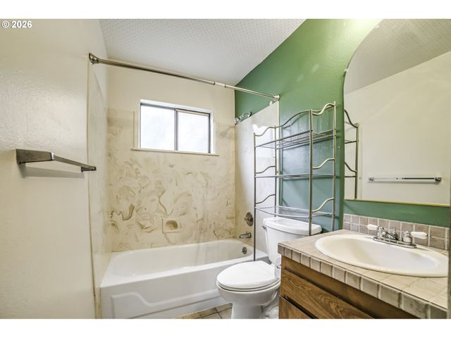 15926 Ne FREMONT St, Portland, OR 97230