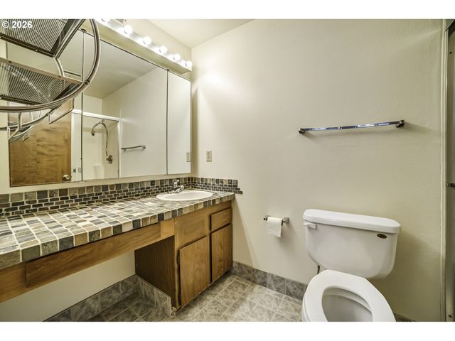 15926 Ne FREMONT St, Portland, OR 97230