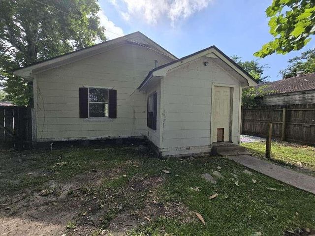 200 S Magnolia Street, Highlands, TX 77562