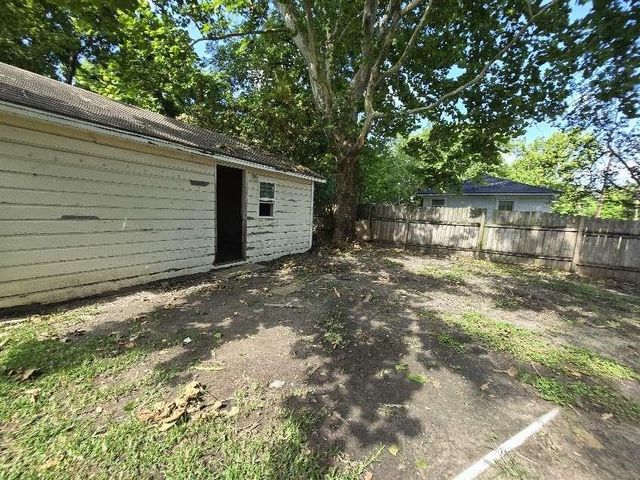 200 S Magnolia Street, Highlands, TX 77562