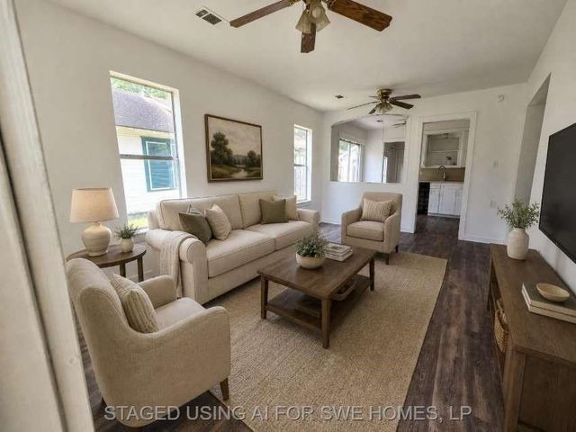 200 S Magnolia Street, Highlands, TX 77562