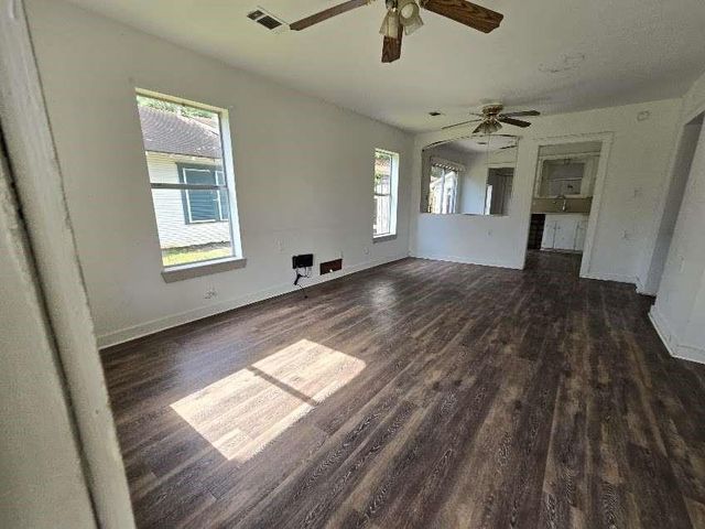 200 S Magnolia Street, Highlands, TX 77562