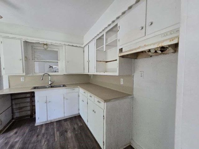 200 S Magnolia Street, Highlands, TX 77562