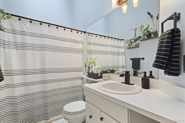 3309 Hilltop Drive, Holly Village, MI 48442