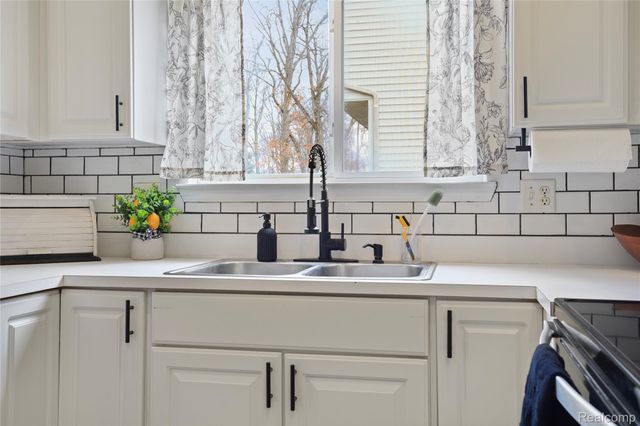 3309 Hilltop Drive, Holly Village, MI 48442